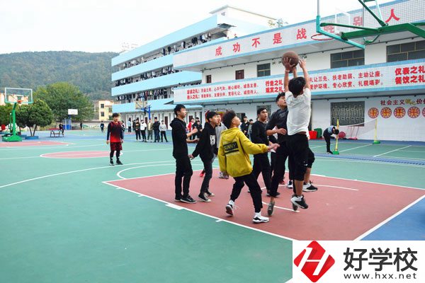 郴州科龍職業(yè)技術(shù)學(xué)校籃球場